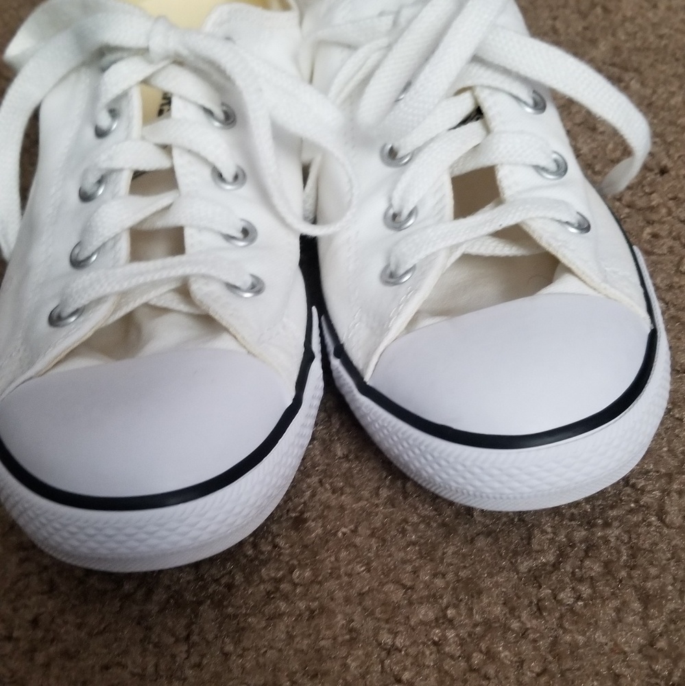White converse low sneakers